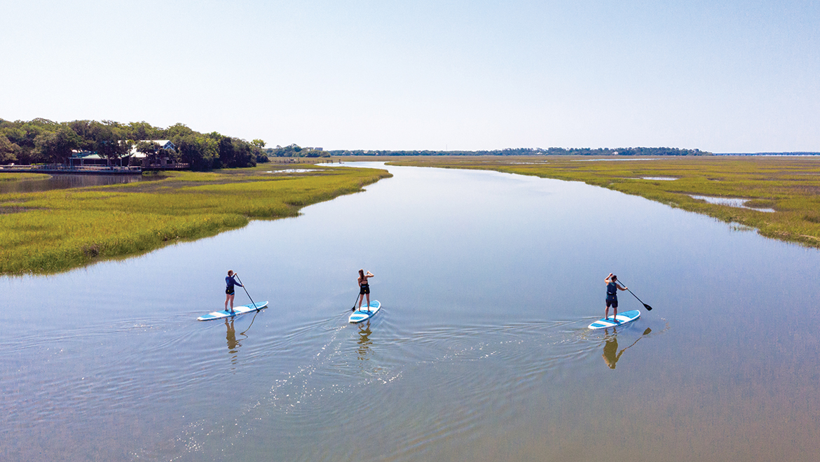 paddle board couple