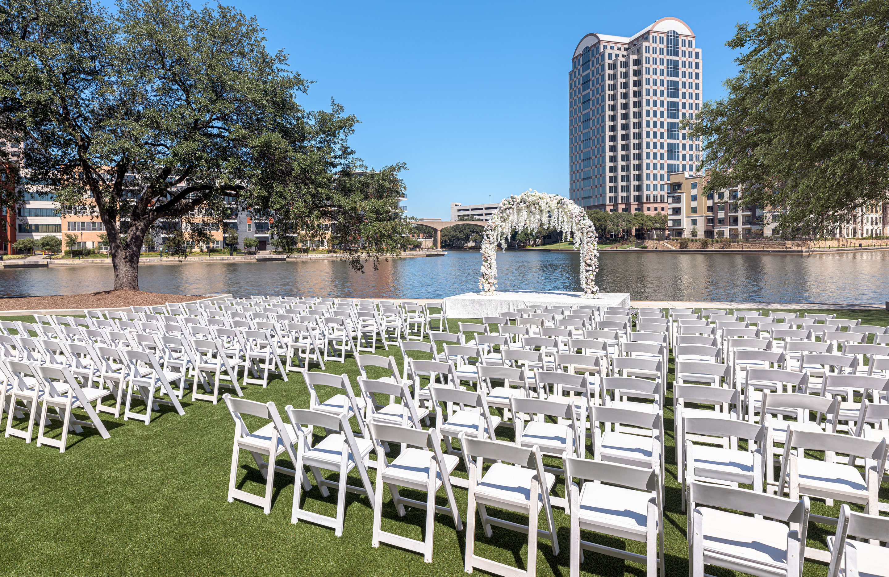Outdoor wedding at Omni Las Colinas.