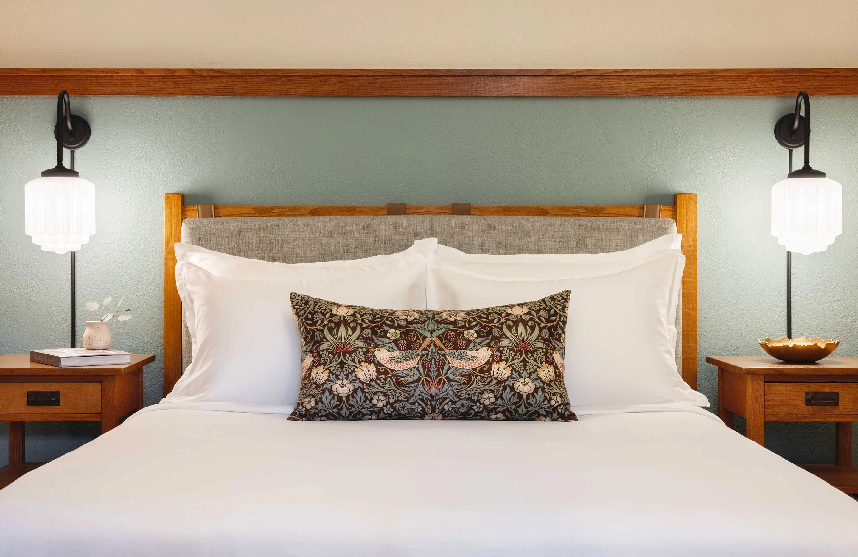 Guest room with king bed