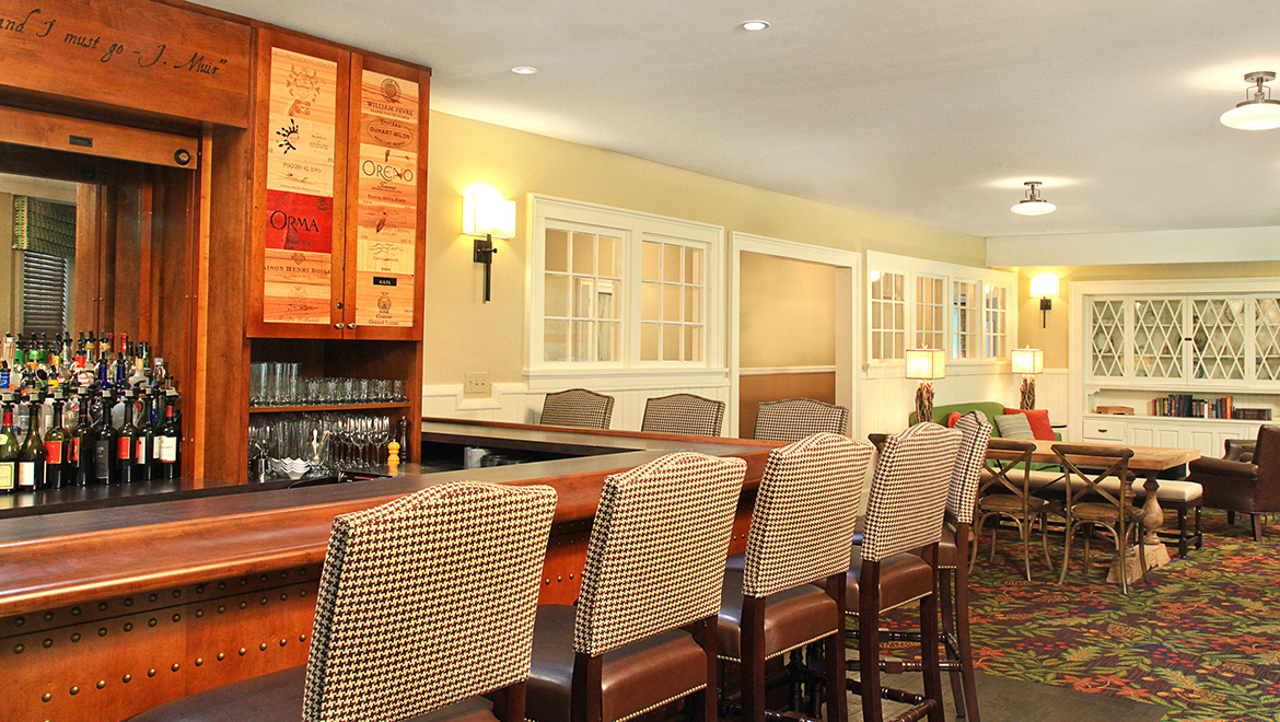 Parlor and bar at Omni Bretton Arms