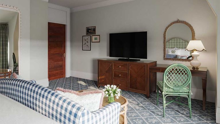 Guest room with king bed