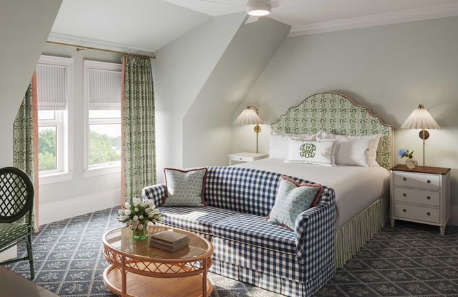 Guest room with king bed