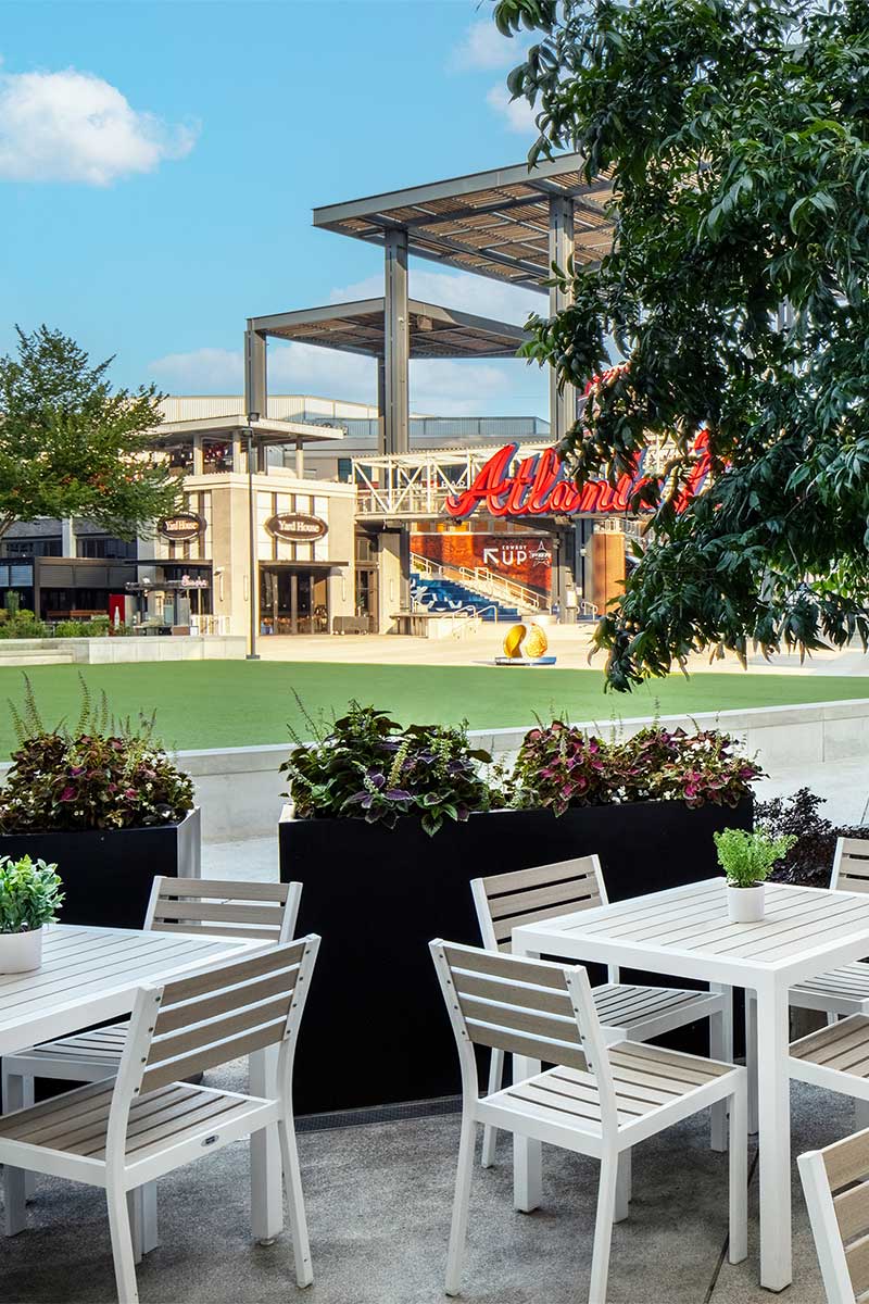 Outdoor restaurant seating