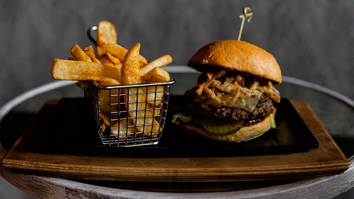 Burger at Four Brothers - Omni La Mansión del Rio