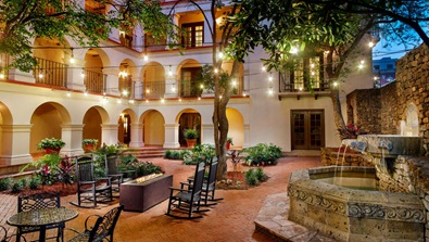 Omni La Mansión del Rio courtyard