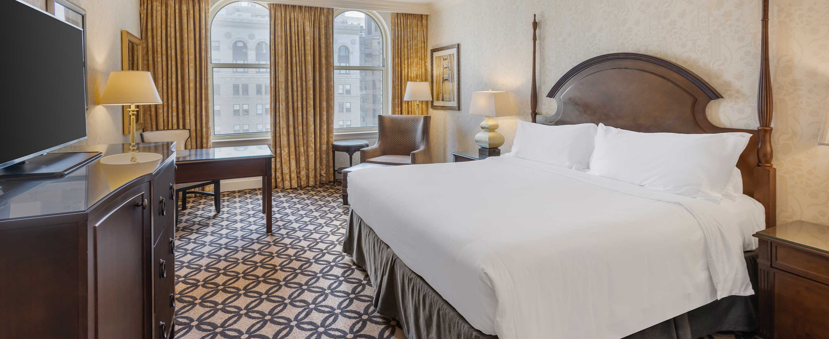 Guest room with king bed