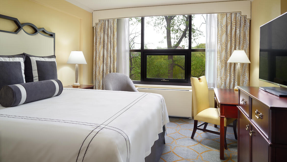 Deluxe King Accessible Guest Room